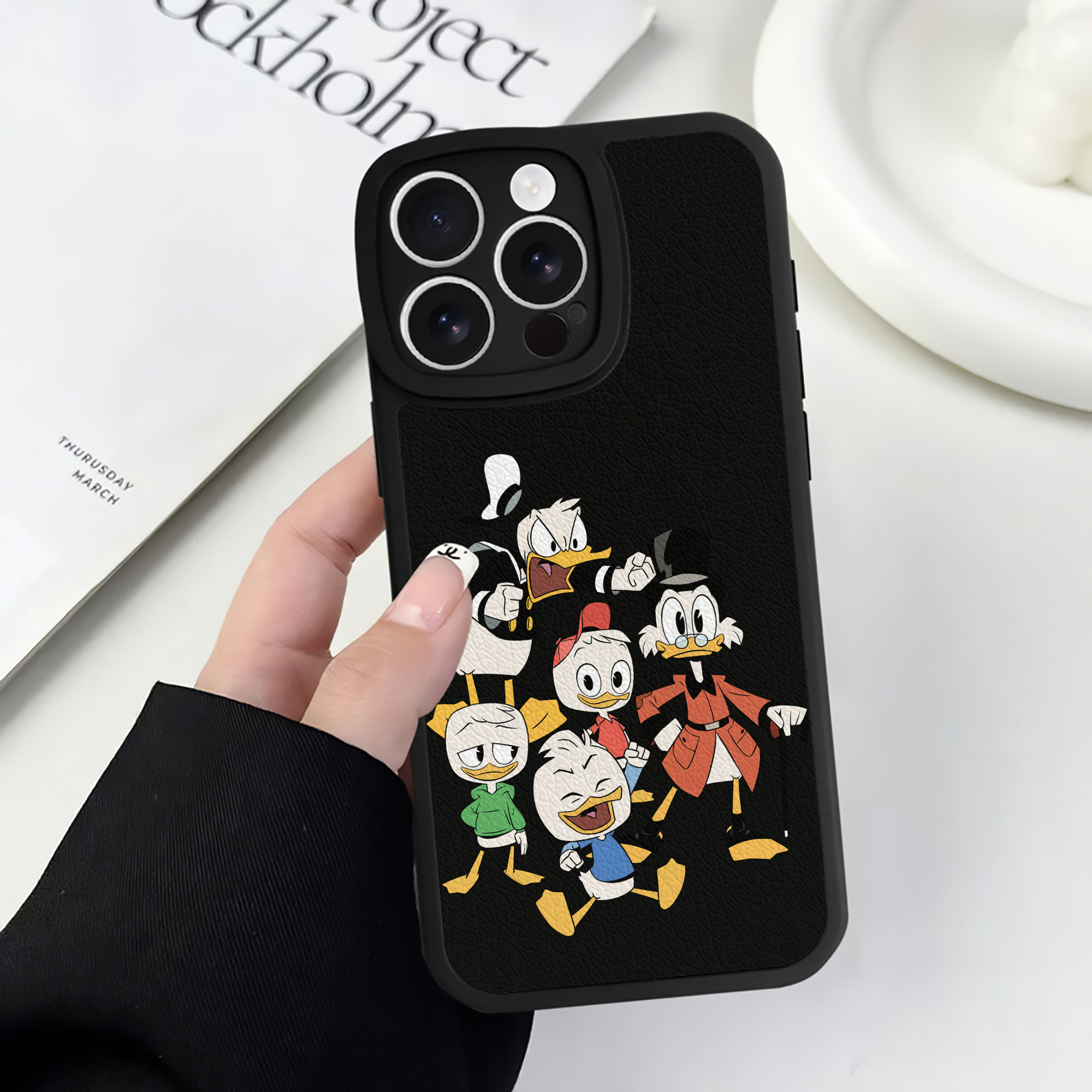 （画像用） ミッキーマウス Mickey Mouse 【iPhone 16シリーズ対応】シリコンスマホケース（レザー調） 材質：シリコン